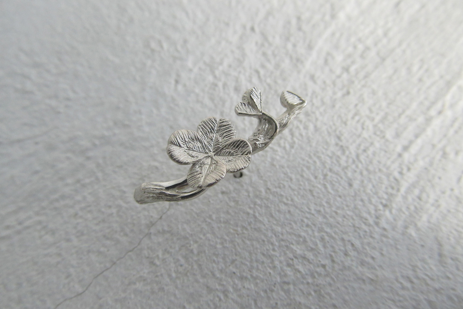 クローバーのピンブローチ